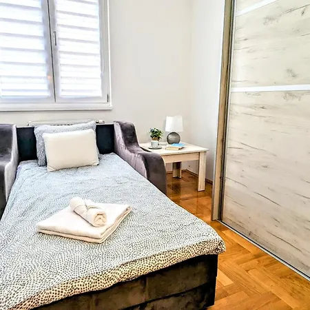 Apartment Spacious & Attractive 600m-7minuta Hoda Od Centra, Mogucnost Za Parking-apartmani-nsmilos